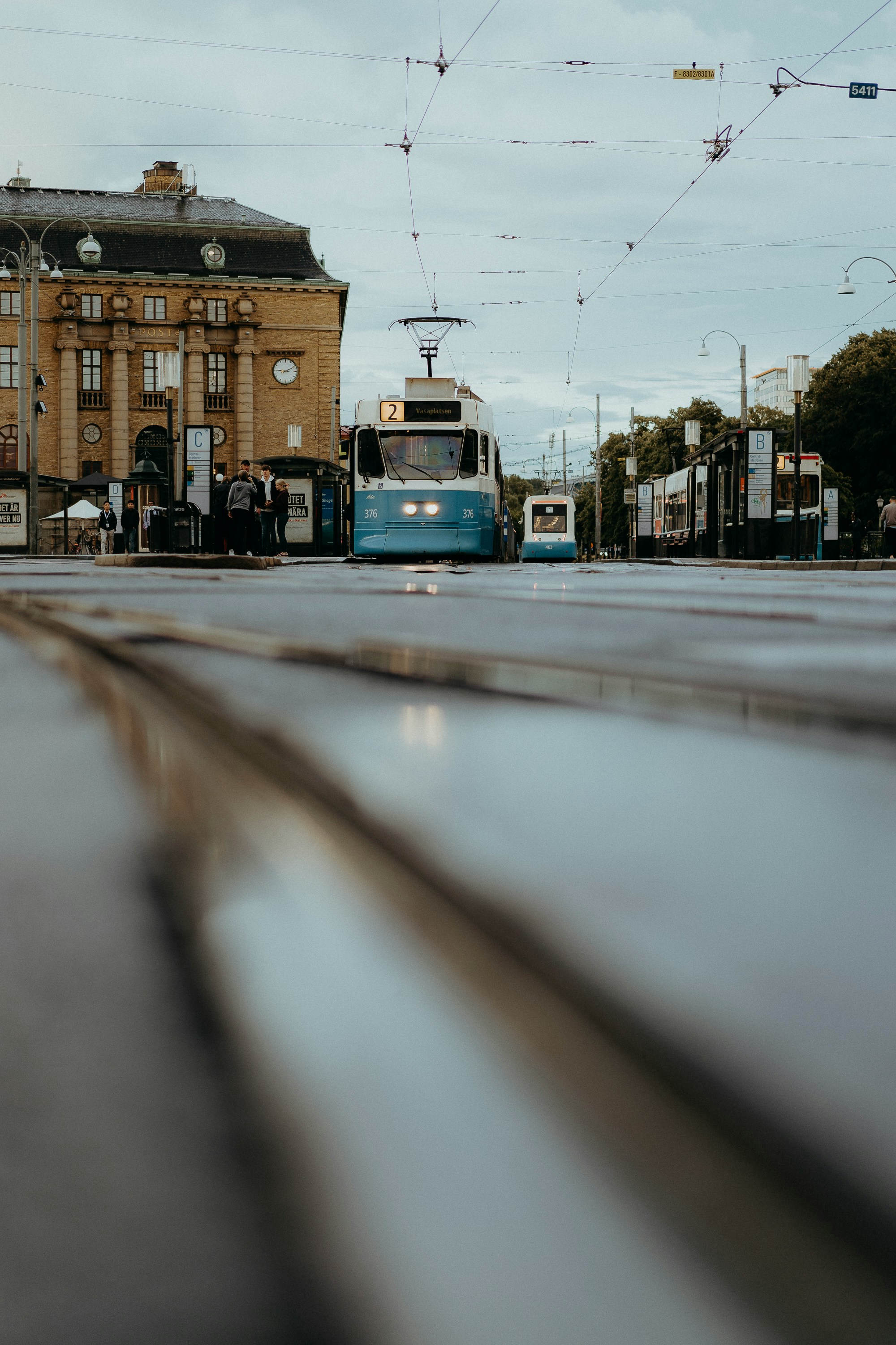 Nobox webbyrå utför webbutveckling för E-handel och WordPress i Göteborgs kommun och inom Västra Götalands län. Bilden visar en spårvagn vid Drottningtorget i centrala Göteborgs stad. Spårvagnen är en symbol för den välkomnande & charmiga tätorten och Sveriges näst största stad på västkusten vid Göta älvs mynning.